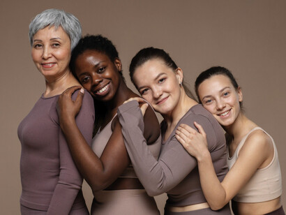 Prendas sin etiquetas internas, sin costuras irritantes, con cierres magnéticos y materiales que se adaptan al cuerpo sin sobrecargar la piel