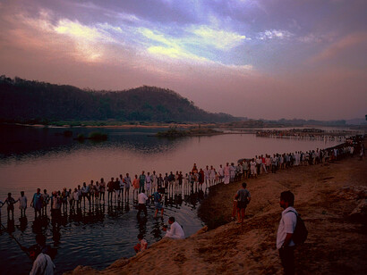 Human chain demonstration against mega-dams on Indravati river, Hemalkasa, Maharashtra, India @ Ashish Kothari