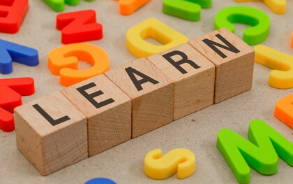 Parola "Learn" (imparare) composta con cubetti di legno