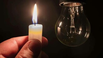 Notícias verbais e boatos de toda a parte, confundem: dizem não haver luz em todo o mundo; na farmácia, no supermercado, ao contrário, dizem que não, que isso foi apenas na Europa pois, o Brazil e a América não foram afetados... sim, a menina de um minimercado brasileiro, impecável, dizia isso mesmo ao angolano do supermercado varejista logo em frente, português! 