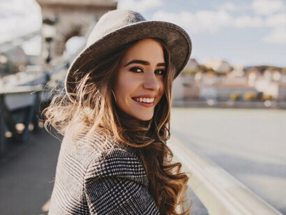 La mujer, encarnación de la necesidad. La mujer conserva la voz fina, las mejillas suaves y el cutis delicado, como si fuese imagen de juventud perpetua 