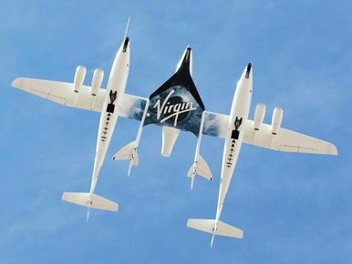 White Knight Two e SpaceShipTwo sopra lo Spaceport America durante un sorvolo