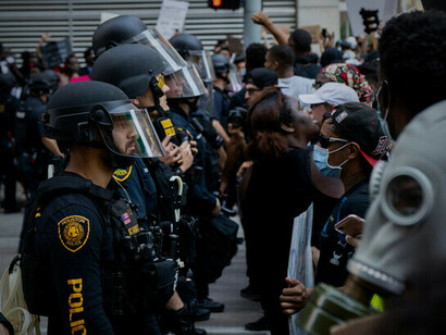 En ciudades como Houston, Estados Unidos, el refuerzo de la presencia de fuerzas de seguridad durante manifestaciones evidencia una estrategia centrada en el control antes que en la mediación