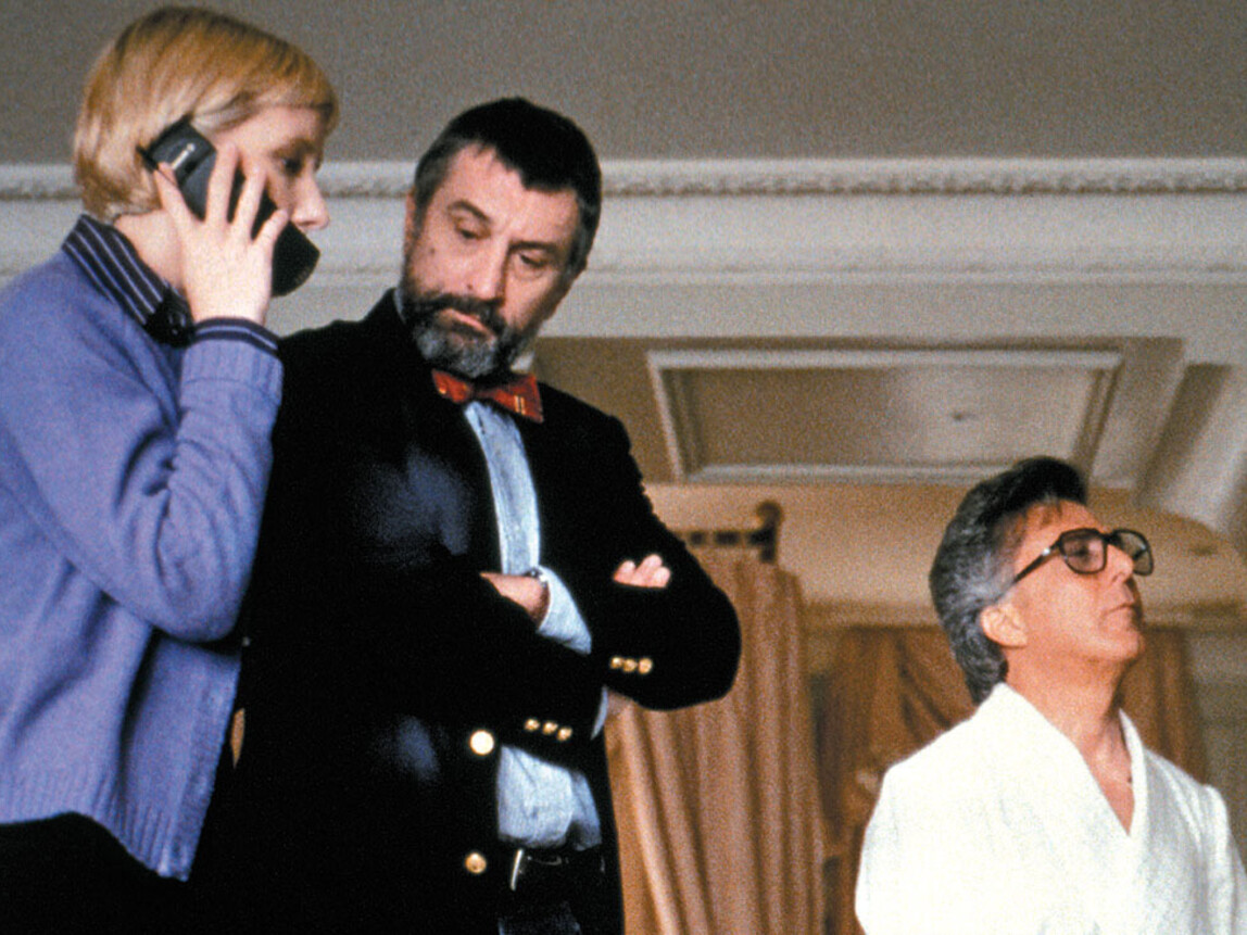 виляет собакой