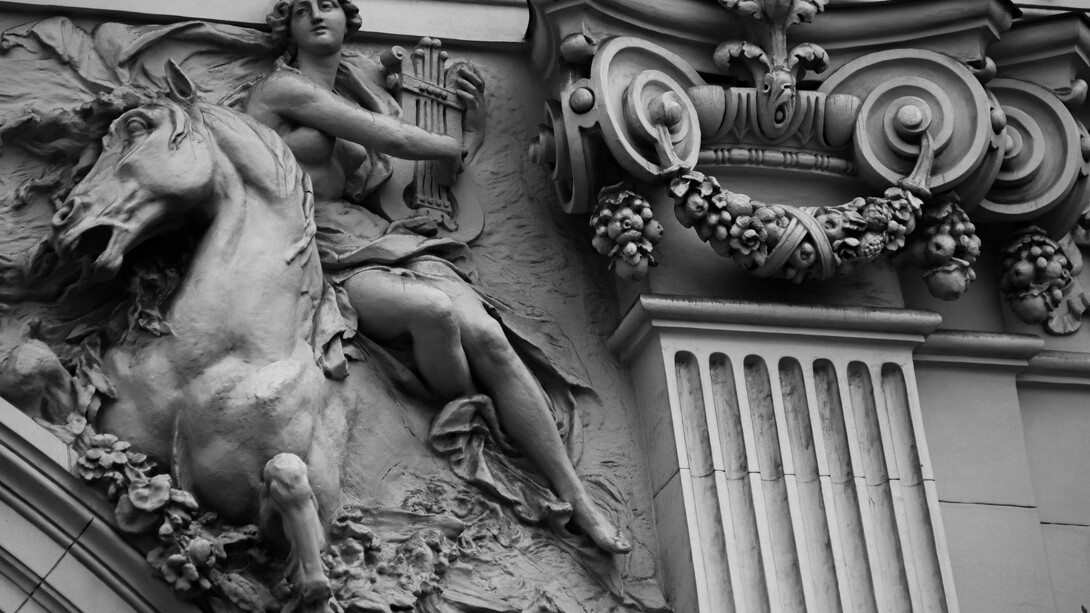 Há casos em que a poesia lírica não está voltada para o subjetivo, mas para a realidade objetiva e outros em que trata da passagem da objetividade para a subjetividade. Mesmo quando deixaram de ser acompanhados por instrumentos musicais, os poemas líricos mantiveram o aspecto musical, reforçado pelo uso de recursos sonoros, como o ritmo, a métrica, as rimas, o refrão etc. Os poemas líricos podem se apresentar em várias formas, fixas ou livres. Como exemplo de forma fixa, podemos citar o soneto e o rondó