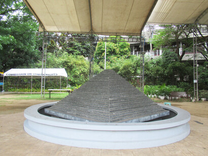 José Luis Martín «Chito» Gascón (1964—2021) fue un activista comunitario filipino, abogado y expresidente de la Comisión de Derechos Humanos de su país. Edificio Chito Gascon de la Comisión de Derechos Humanos, Quezon City, Filipinas