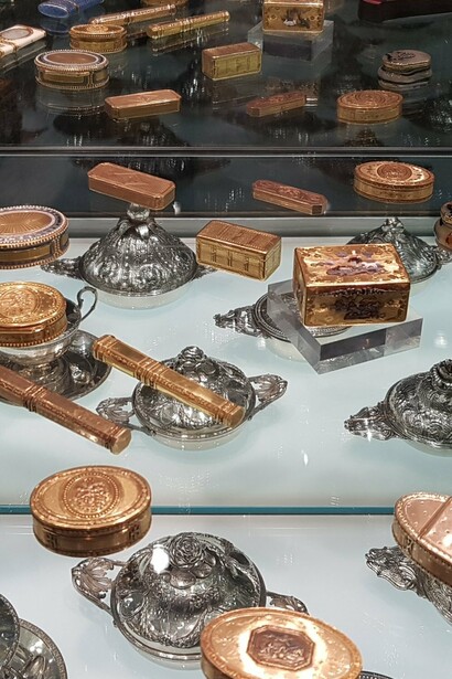 Objetos en exhibición en el museo de arte decorativo Accorsi-Ometto, Torino, Italia