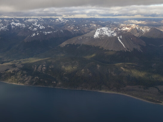 Isla Grande de Tierra del Fuego: compartida por Argentina y Chile, países a los que les corresponde la parte oriental y occidental, respectivamente