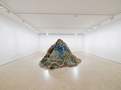 David Shrigley, Exhibition of old rope, exhibition view. Courtesy of Stephen Friedman Gallery