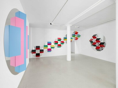 Daniel Buren, Du cercle aux carrés, hauts-reliefs situés et in situ, exhibition view. Courtesy of Mennour Gallery