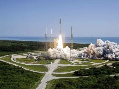 Il 30 luglio 2020, un razzo Atlas V 541 della United Launch Alliance è decollato dallo Space Launch Complex 41 della Cape Canaveral Air Force Station in Florida, trasportando il rover Mars Perseverance e l'elicottero Ingenuity della NASA. Il rover fa parte del programma di esplorazione marziana della NASA, un progetto a lungo termine di esplorazione robotica del Pianeta Rosso