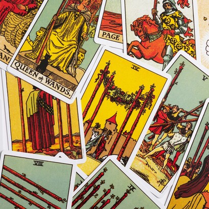 Più che predire eventi futuri, i tarocchi producono significato, offrendo strumenti per negoziare l’incertezza e costruire identità
