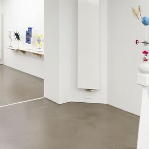 Björn Dahlem, Great cosmic wall (Große kosmische mauer), ausstellungsansicht. Mit freundlicher genehmigung der Galerie Guido W. Baudach