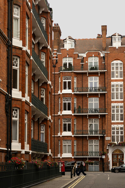 Fleet Street, located in the heart of London, England, is one of the city’s most historic thoroughfares, long associated with the printing and publishing industry that shaped British literary culture