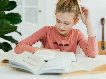 Se o tempo fosse infinito, tenho a certeza quase absoluta de que a minha capacidade criativa para inventar desculpas aumentaria exponencialmente. Se há algo em que somos exímios, é na arte de não fazer nada enquanto fingimos que fazemos tudo. Somos, afinal, os melhores amigos da procrastinação