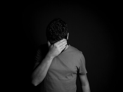 Quando eu era criança, diziam que, ao crescer, meus medos iriam diminuir, que eu me tornaria mais forte, mais seguro, mais livre para ser quem eu realmente sou