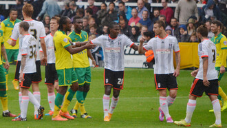 Hugo Rodallega (centro) en un partido entre Fulham y Norwich City, octubre de 2014