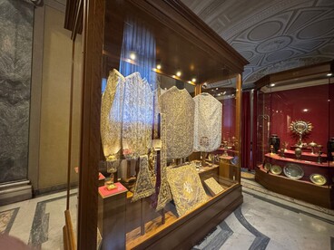 Roma, Basilica di San Giovanni in Laterano, Parato in lamè viola, manifattura romana, XIX secolo, ph. Anastasia Maria Luciani