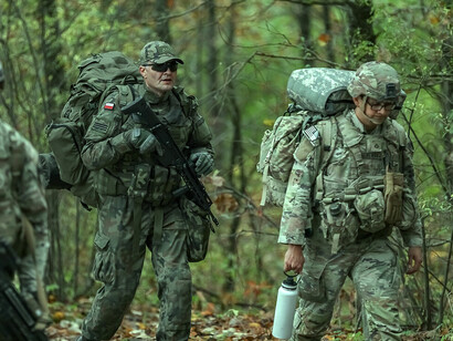 NATO-Soldaten aus Rumänien, Polen und den USA während einer Militärübung in den Wäldern von Bemowo-Piskie in Polen 