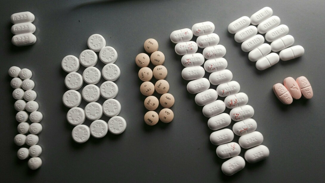 "São apenas esses e mais um para controlar o açúcar. Ah, tomo também um antiácido após as refeições e unzinho para gordura no fígado. Gasto um bom dinheiro na farmácia, mas vale a pena. Minha saúde está em dia! Lembrei que tomo também um pequenininho para a pressão: fica sempre em 12 por 8. Uma maravilha. Estou ótimo!"