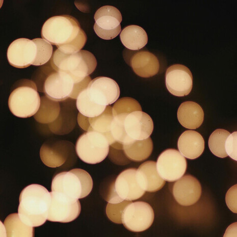 En los ojos de los niños, el titileo de las luces no es adorno sino promesa, como si algo invisible estuviera por llegar