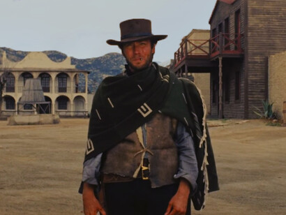 Sergio Leone tomó la estructura narrativa de Yojimbo y la trasladó al western europeo, transformando al samurái sin amo en el pistolero sin nombre que recorre pueblos dominados por la violencia