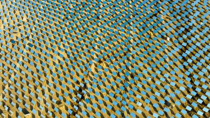 A promessa que nos é apresentada é a de garantir um futuro mais limpo e sustentável, mas cabe aqui um questionamento mais profundo: será que essa solução é tão inquestionavelmente verde quanto parece? Para responder a essa pergunta, é preciso ir além da superfície. A resposta honesta nos leva a um "sim, porém...", um sim que carrega consigo ressalvas importantes que precisamos encarar de frente. A jornada de um painel solar não começa no telhado, mas nas profundezas do subsolo