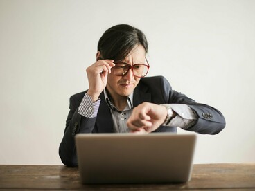 E surge o dilema: até que ponto punir resolve? Se alguém compartilha, sem intenção de prejudicar, uma informação errada sobre saúde, merece cadeia? Multa? Banimento das redes? O direito precisa equilibrar duas forças gigantescas: a liberdade de expressão e a proteção da verdade