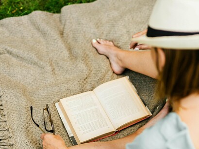 A neurociência reforça essa visão. Estudos de rastreamento ocular (eye-tracking) mostram que, em telas, raramente lemos palavra por palavra. O padrão mais comum é a “leitura em F”: as duas primeiras linhas são lidas horizontalmente, e os olhos descem verticalmente pela margem esquerda, escaneando o conteúdo em busca de palavras-chave