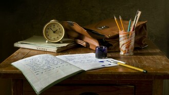 Mesa de estudos. Amalia existira. Eu era Amalia. Aprendemos na escola que o primeiro (existira) é pretérito mais-que-perfeito e que o segundo (era) é pretérito imperfeito. Aprendemos ainda que há também um outro pretérito, o perfeito (Amalia existiu. Eu fui Amalia). Se perfeito, imperfeito e mais-que-perfeito exprimem fatos pretéritos, em que consiste a diferença entre eles? 
