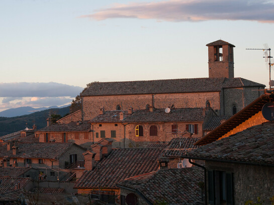 Il borgo di Montone, Umbria, Italia. Il fascino medievale e la bellezza degli edifici storici hanno alimentato un mercato immobiliare internazionale molto competitivo