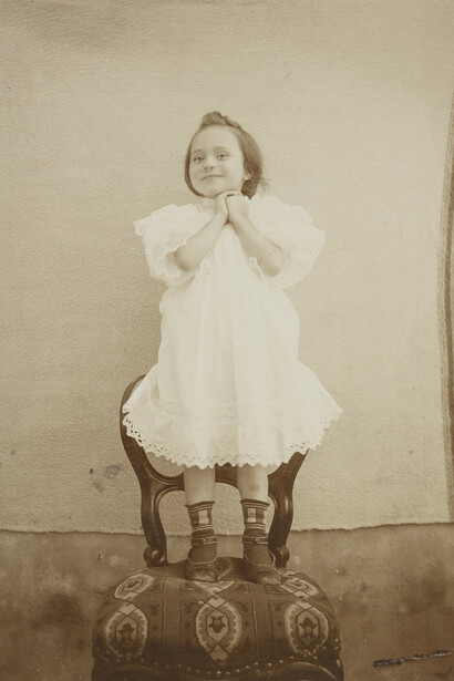 Léon Bovier, Portrait de Madeleine Bovier enfant, vers 1900. Avec l'aimable autorisation de FOMU