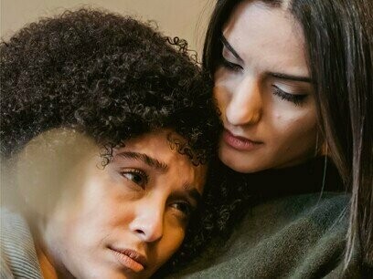 Com a exposição constante a tragédias (violência, fome, guerras, desastres) nos meios de comunicação e redes sociais, algumas pessoas se tornam insensíveis como forma de autodefesa emocional. Isso leva ao famoso “não é comigo”



