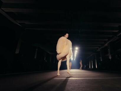 The debut collection reawakens old Hollywood glamour and the mythic showgirl—once imagined as a modern goddess in popular culture. It channels Mugler’s house codes through a personal attempt to reconcile opposing forces and fuse them with the brand’s unmistakable iconoclastic edge