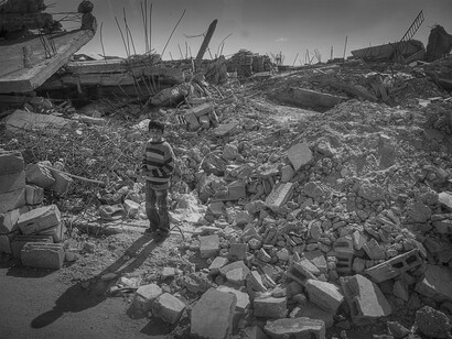 Un enfant marche parmi les ruines à Gaza en 2009 image d’un quotidien marqué par la guerre et ses séquelles