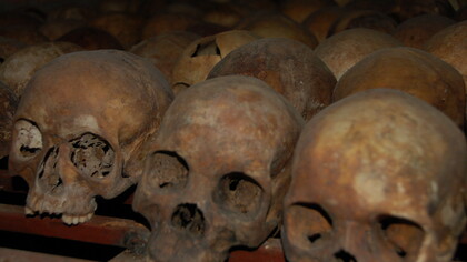 Crânios de vítimas do genocídio em Ruanda. O impensável acontece porque em cada período histórico se cria uma ideia dominante de natureza humana que não permite conceber e muito menos prevenir que o impensável aberrante ou catastrófico aconteça porque precisamente não se considera o que acontece nem aberrante nem catastrófico. Desde o século XVII, a sociedade eurocêntrica moderna desenvolveu a ideia de que é próprio da natureza humana lutar pela evolução positiva e irreversível da sociedade. Chamou-se a esta ideia: progresso. Mas o progresso tem um custo porque não há progresso sem luta. Esta ideia está tão presente em Malthus como em Darwin e Marx. A luta e o custo do progresso significam que não é possível realizar os ideais do progresso sem cometer acções que contrariam esses ideais