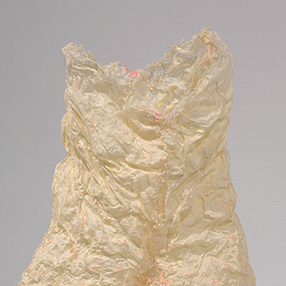 Kiyomi Iwata. Melocotón Tres, 2003
organza de seda, refuerzo