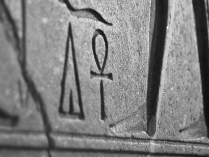 Quando chegou a vez de Louis, ele se arrepiou: naquela língua desconhecida ouvia claramente que estava sendo agraciado com louvor por ter escrito de forma exemplar sobre aquele tempo e aquela dimensão – sim, a palavra usava correspondia a “dimensão”. Empunhando uma crux ansata, o ancião que havia colocado a medalha no pescoço do rapaz agora o “abençoava”, dizendo mantras ritualísticos