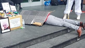 Un homenaje temporal a Gojo Satoru de "Jujutsu Kaisen", creado por un fan durante la Comic Fiesta 2023. Incluye retratos de Nanami, varias ofrendas para él y un disfraz de una persona que finge ser un muerto 