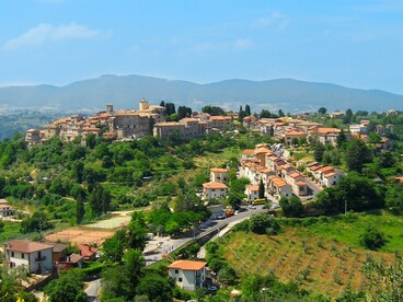 Casaprota è un piccolo borgo della Sabina, noto per il suo centro storico ben conservato e per la quiete dei suoi paesaggi collinari