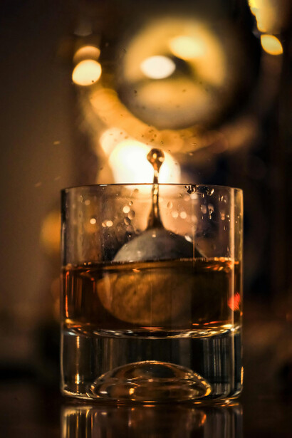 Un vaso de bourbon en la barra iluminada fue el primer puente entre la música en vivo y el placer pausado de escuchar sin prisas