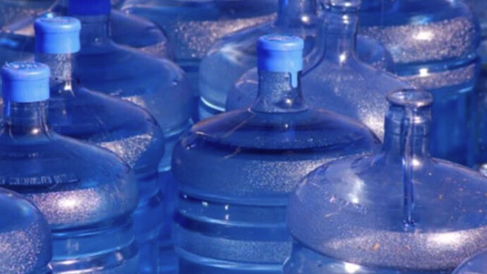 El modo oficial de beber “tranquilos” y  desde 2024 se ha acordado proteger el agua de los rayos solares. Santo Domingo, República Dominicana