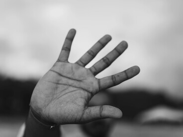 La distance qui se crée parfois entre deux âmes. Un geste pour repousser, pour se protéger, un souffle de solitude