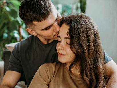 Giovane coppia ritratta in modo intimo e sereno, sottolineando il legame d'amore