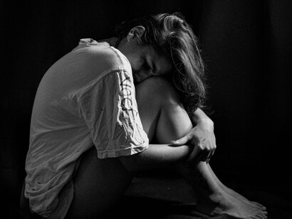 Mulher angustiada. O primeiro ramo é a percepção emocional, a base sobre a qual toda a inteligência emocional se constrói. Refere-se à capacidade de identificar e expressar emoções de maneira adequada

