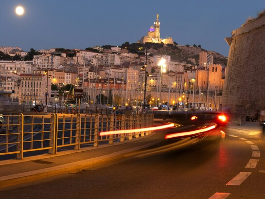 Marseille, où les lumières du port se mêlent à l’ombre des secrets, une ville où la noirceur des récits s’inspire de ses rues et de ses histoires