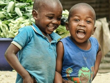 Crianças angolanas brincam na rua. Todos reverenciavam a figura de António Agostinho Neto, médico, escritor e político presidente do Movimento Popular de Libertação de Angola (MPLA) e em 1975 tornou-se o primeiro presidente de Angola até 1979