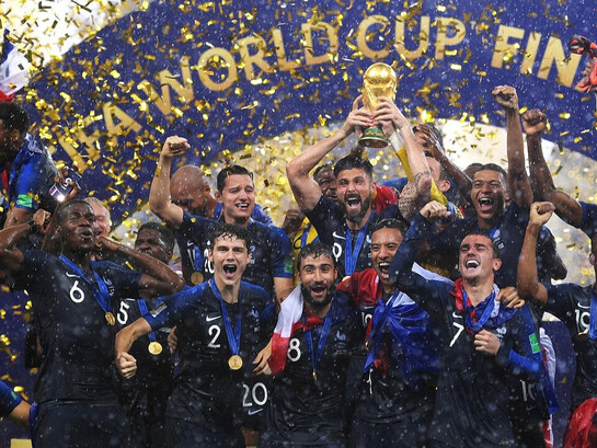 La France célébrant sa victoire de la Coupe du Monde de 2018 en Russie. Un geste de joie collective, un cri de victoire. La France se relève, forte de son histoire et prête à écrire un nouveau chapitre