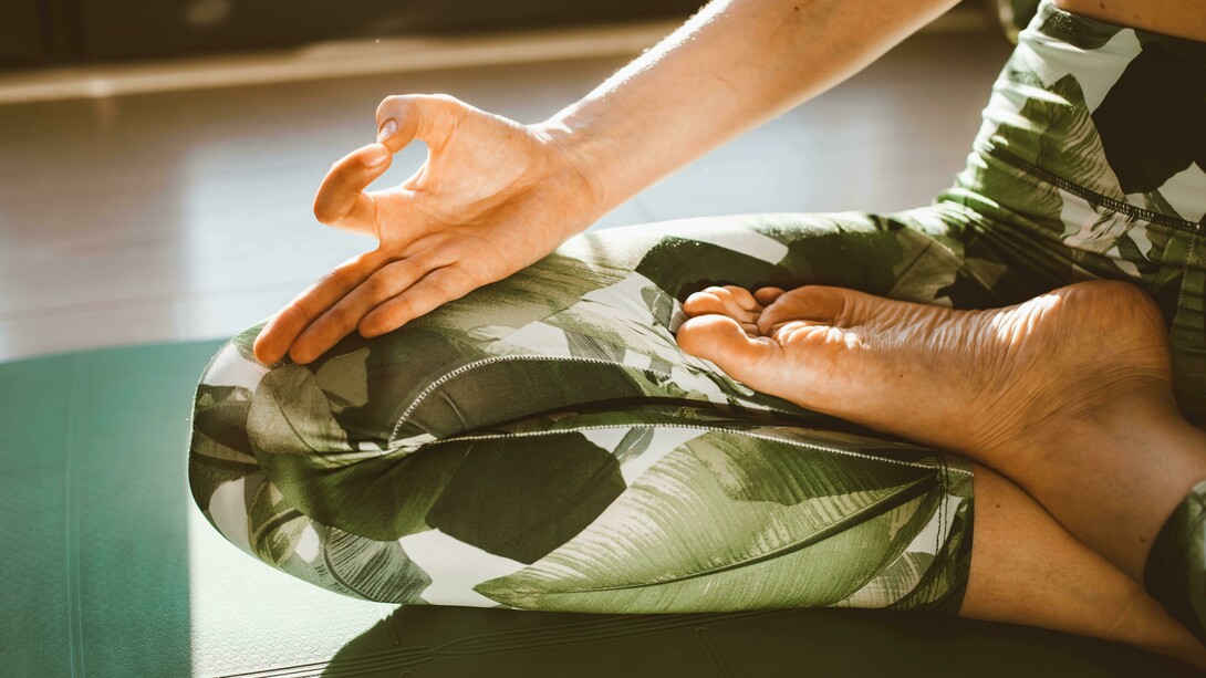 Confesso que sou praticante de yoga já há alguns anos, desde 2020, quando no auge da pandemia minha ansiedade se preparava para transformar-se em síndrome do pânico. Encontrei na yoga, de fato, um refúgio, um momento de relaxamento, de cuidar de mim e de conhecer mais meu corpo e meus pensamentos