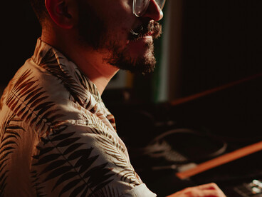 A música, presente desde os primórdios da humanidade, evoluiu drasticamente com o advento da tecnologia, transformando a criação e consumo de sons